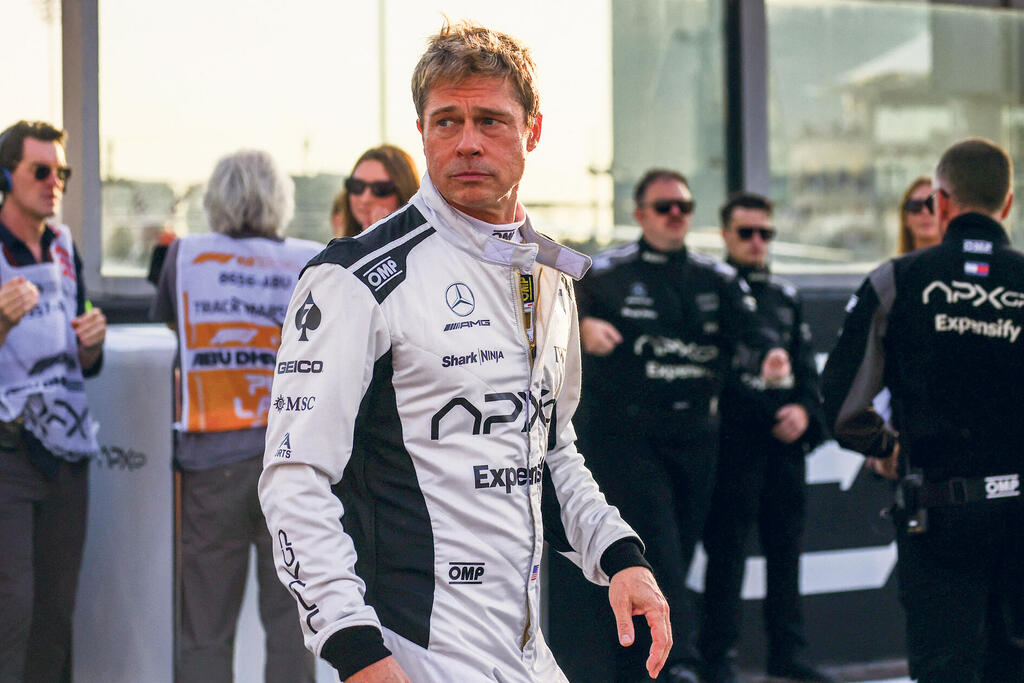 בראד פיט ב־"F1: The Movie". משחק נהג אמריקאי מחוספס שנאבק על הצלחה בעולם אירופי מעודן יותר (צילום: Beata Zawrzel/AFP) בראד פיט ב־"F1: The Movie". משחק נהג אמריקאי מחוספס שנאבק על הצלחה בעולם אירופי מעודן יותר