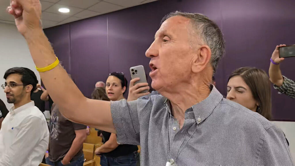 אגמון מטיח בראש הממשלה "תוריד את סיכת החטופים" במהלך הפסקה במשפטו של נתניהו בתל אביב במרץ (צילום מסך מתוך פייסבוק) אגמון מטיח בראש הממשלה "תוריד את סיכת החטופים" במהלך הפסקה במשפטו של נתניהו בתל אביב במרץ
