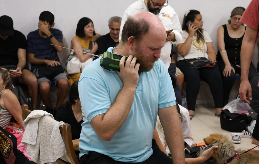ישראלים במקלט ציבורי בתל אביב בזמן המלחמה. הגוף והנפש והנשמה לא מסוגלים לחזור לתפקד כאילו דבר לא קרה