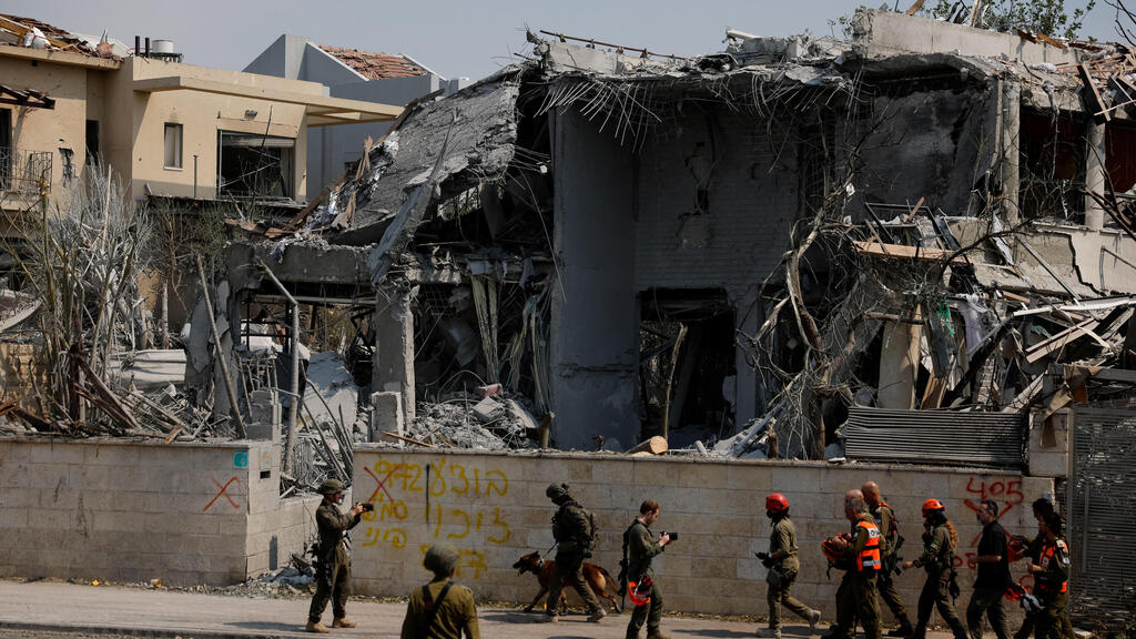 ההרס בנס ציונה. "המצב קשה מאוד" (צילום: REUTERS/Ammar Awad) הרס בנס ציונה כתוצאה מ פגיעת טיל מ איראן 22.6.25