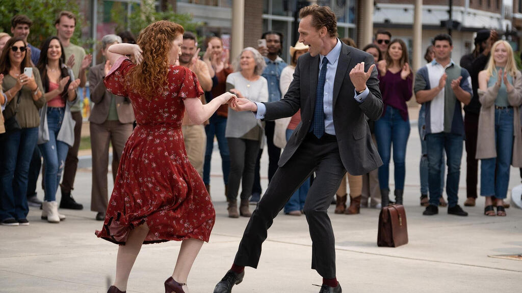 טום הידלסטון ואנליס באסו ב"חייו של צ'אק". הדמויות מוצאות דרך להיאחז בחיובי השחקנים טום הידלסטון ו אנליס באסו מתוך הסרט חייו של צ'אק פנאי