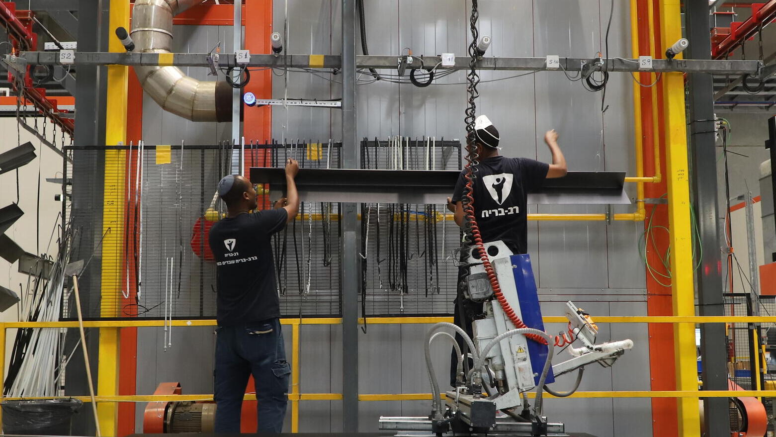 ייצור במפעל רב בריח החדש מפעל רב בריח