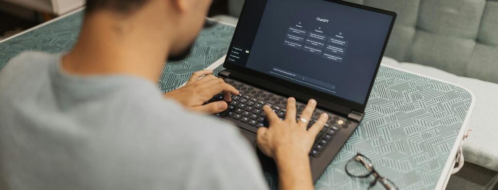 מה מלמדים כשהבינה המלאכותית כותבת קוד בעצמה? 