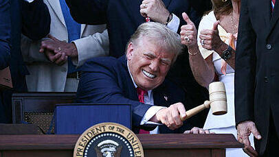 דונלד טראמפ חותם על חוק התקציב
