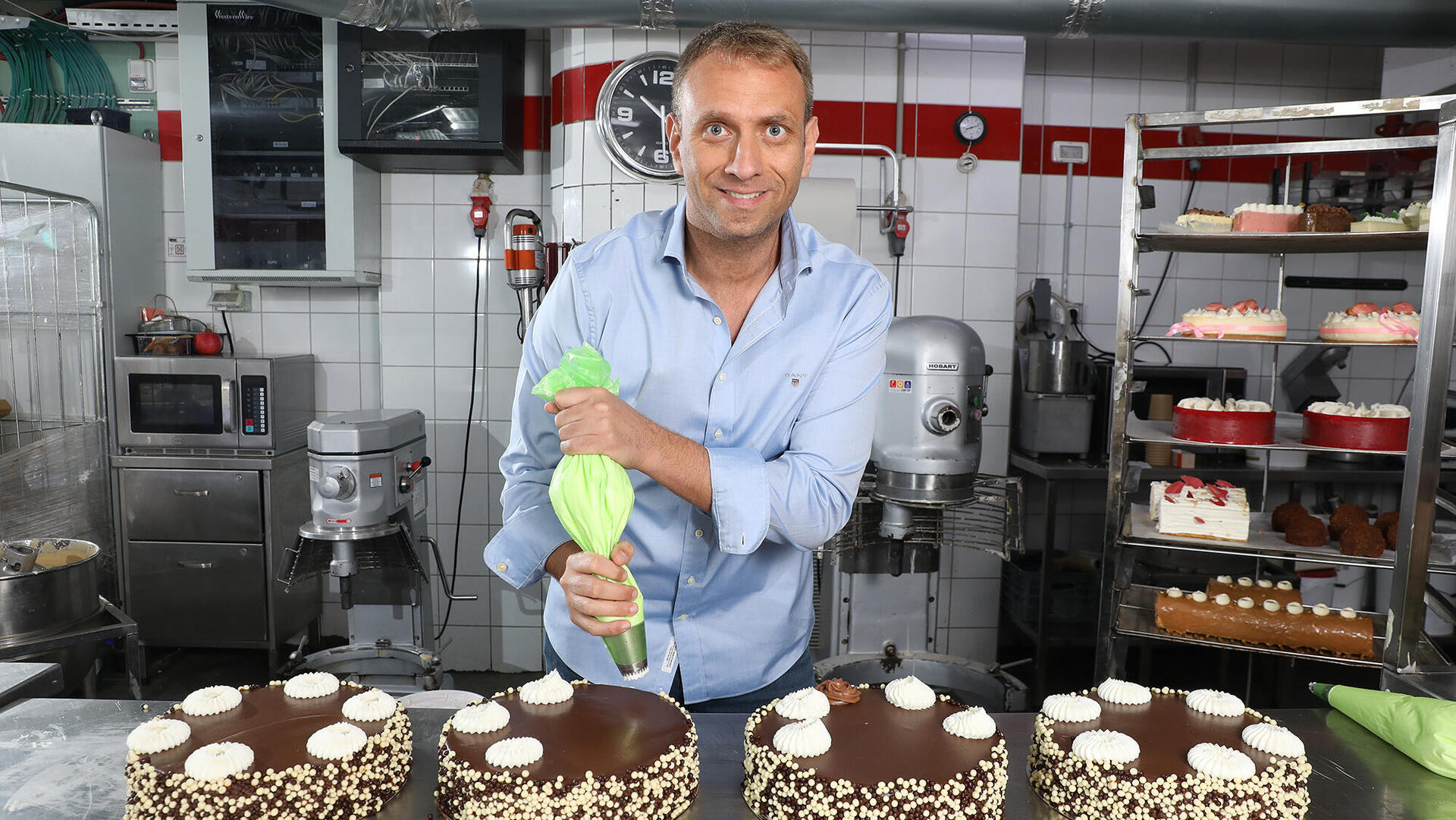 אמיר פורת בעלים ומנכ"ל של חברת ביסקוטי קונדיטוריה המספקת קינוחים לבתי קפה ברחבי הארץ