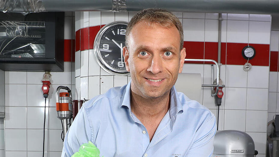 אמיר פורת בעלים ומנכ"ל של חברת ביסקוטי קונדיטוריה המספקת קינוחים לבתי קפה ברחבי הארץ