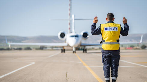 גדרות בסיס חיל האוויר בנבטים משמשות בדואים לייבוש כביסה