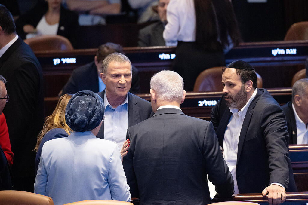 הקואליציה בכנסת, במרכז נתניהו ואדלשטיין. מתי יאושר חוק ההשתמטות?
(צילום: אלכס קולומויסקי) חברי הקואליציה במליאת הכנסת במרכז בנימין נתניהו ו יולי אדלשטיין
