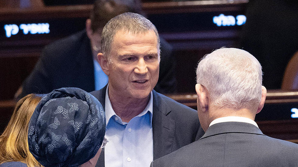 חברי הקואליציה במליאת הכנסת במרכז בנימין נתניהו ו יולי אדלשטיין