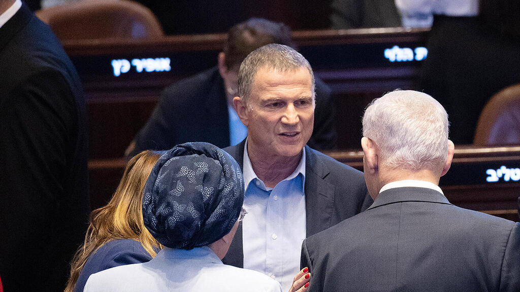 אדלשטיין ונתניהו בכנסת לפני המתקפה באיראן, שהולידה התפשרות מצד יו"ר ועדת החוץ והביטחון (צילום: אלכס קולומויסקי) חברי הקואליציה במליאת הכנסת במרכז בנימין נתניהו ו יולי אדלשטיין