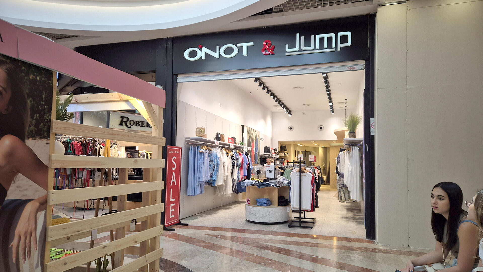 חנות רשת JUMP & ONOT בקניון עזריאלי