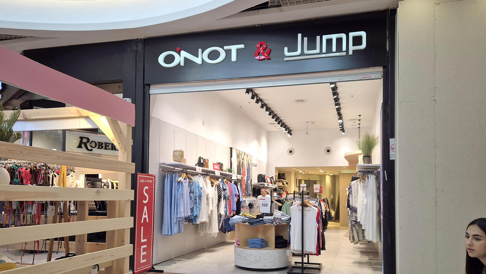 חנות רשת JUMP & ONOT בקניון עזריאלי