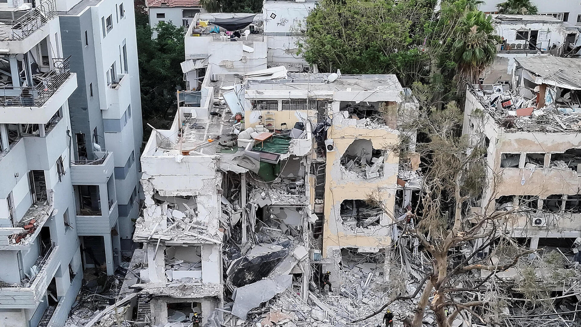 הריסות בניין חדש במרכז תל אביב בעקבות פגיעת טיל איראני