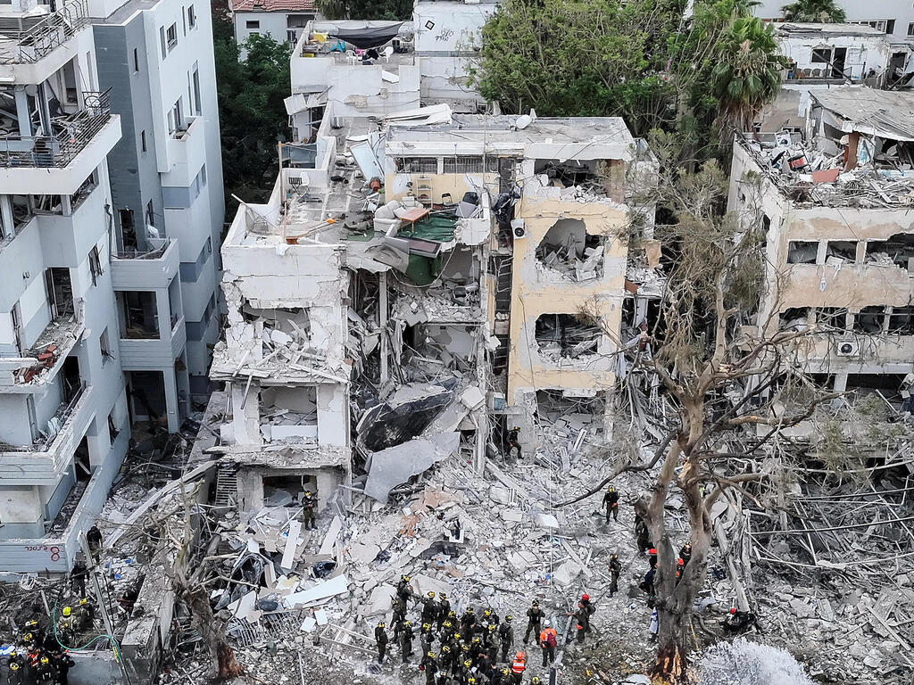 הריסות בניין חדש במרכז תל אביב בעקבות פגיעת טיל איראני