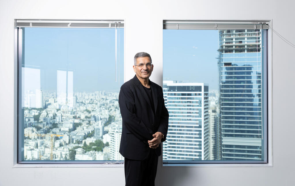  אטרקצ'י במשרדי אאורה בתל אביב, בשבוע שעבר. "אגיש תביעות נגד כולם. עשו לי נזקים במיליונים, התפרעו, שברו, טינפו ויצאו חלקים!"