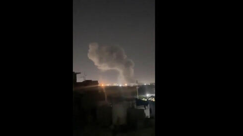 כ-50 טילים ופצצות הוטלו: גל תקיפות חריג נגד נמלי החות'ים בתימן