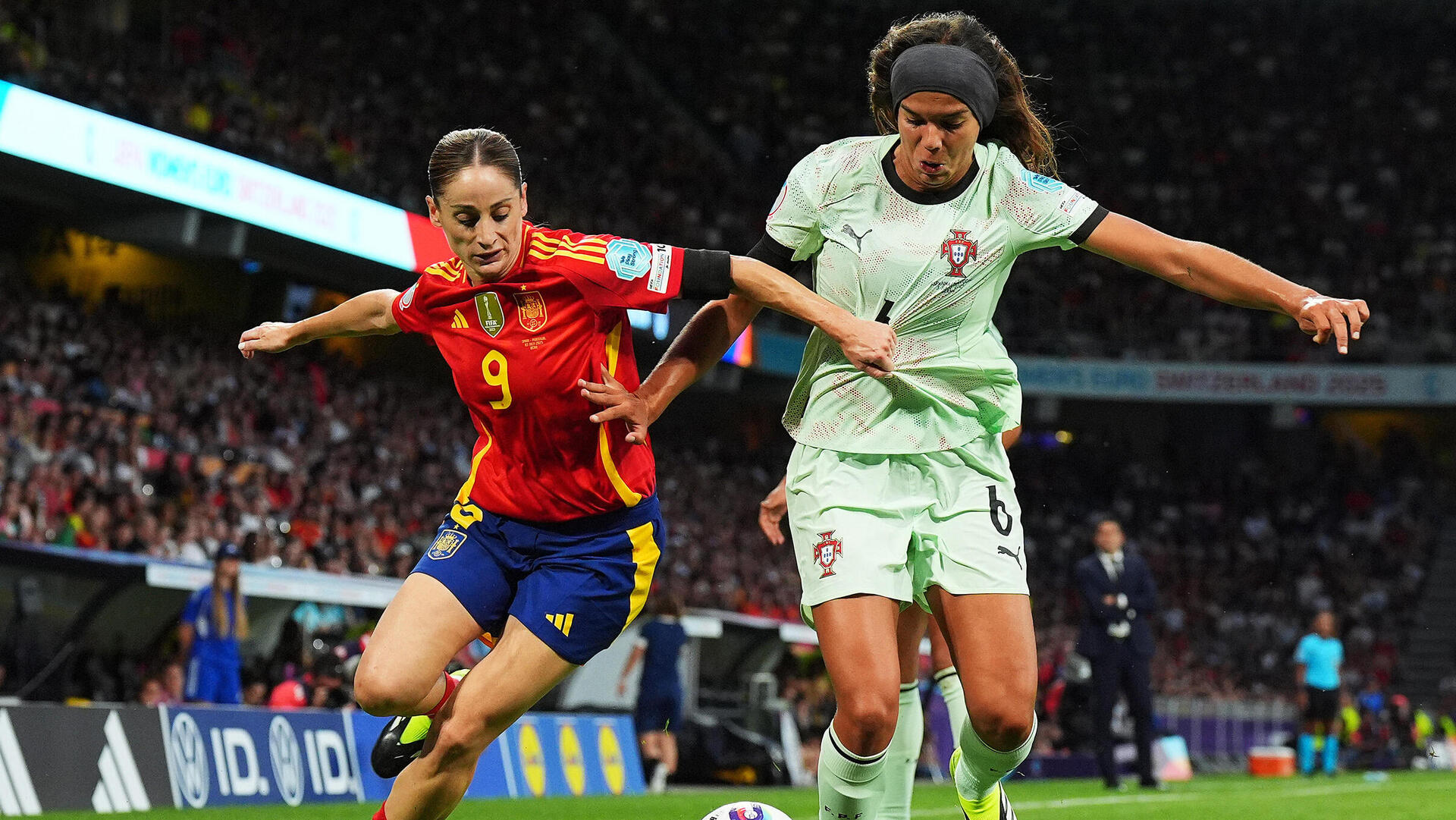 כדורגל נשים אנדריאה ג'נסיטו מנבחרת פורטוגל ו אסתר גונזלס מנבחרת ספרד 