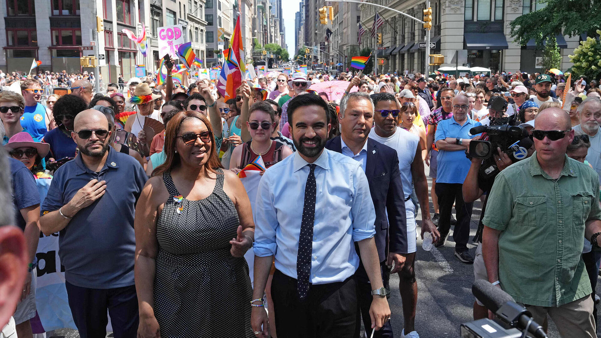 זוהרן ממדאני במרכז בחודש שעבר בניו יורק