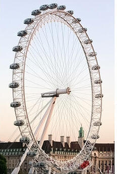 מימין רייצ'ל זגלר בתפקיד אוויטה גלגל הענק London Eye ו ליאם גלאגר במופע האיחוד של אואזיס פנאי