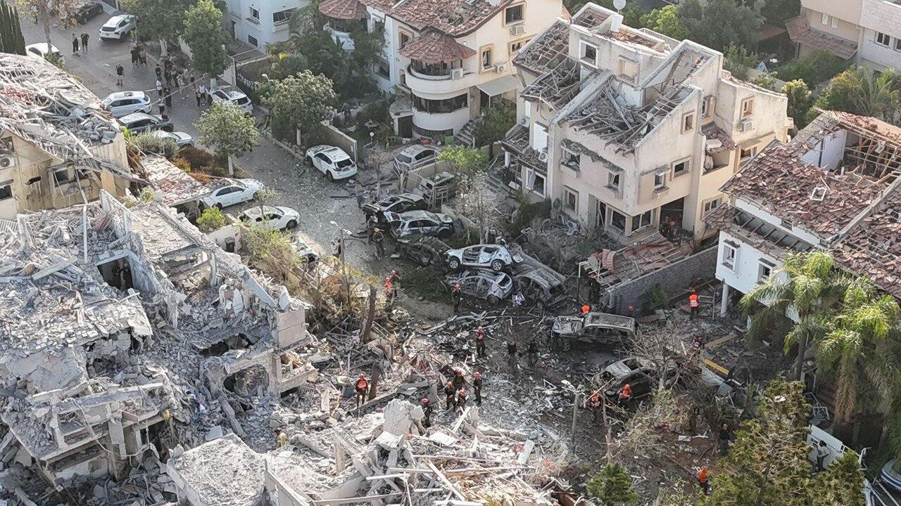 זירה של נפילת טיל בראשון לציון. הצ'אט קיבל תמונות, ניתח אלמנטים כמו קו הרקיע של העיר ומבנים מיוחדים, וניסה להשוות אותם למידע שקיים ברשת