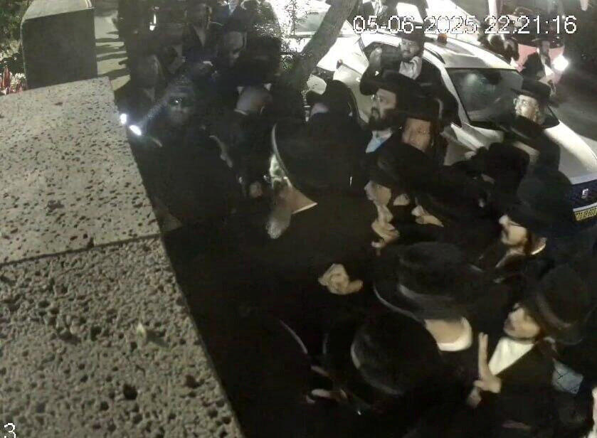 חרדים מתפרעים ליד ביתו של אטרקצ'י בתל אביב, ביוני. "לאחר ההתפרעות אצלי בבית, החרדים הלכו לעשות טקס פולסא דנורא על הקבר של אבא שלי בקריית שאול. זו בעצם קריאה לאלוהים להורג אותי על הקבר של אבא שלי!" חרדים מתפרעים ליד ביתו של אטרקצ'י בתל אביב, ביוני. "לאחר ההתפרעות אצלי בבית, החרדים הלכו לעשות טקס פולסא דנורא על הקבר של אבא שלי בקריית שאול. זו בעצם קריאה לאלוהים להורג אותי על הקבר של אבא שלי!"