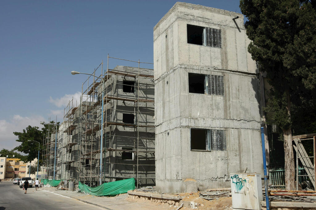 בניית ממ"דים בשדרות. "המציאות חייבת להדליק פה את כל הנורות האדומות ולהגיד לכולם: תתחילו לאשר תוכניות ומהר" (צילום: עמית שעל) בניית ממ"דים. "המציאות חייבת להדליק פה את כל הנורות האדומות ולהגיד לכולם: תתחילו לאשר תוכניות ומהר"