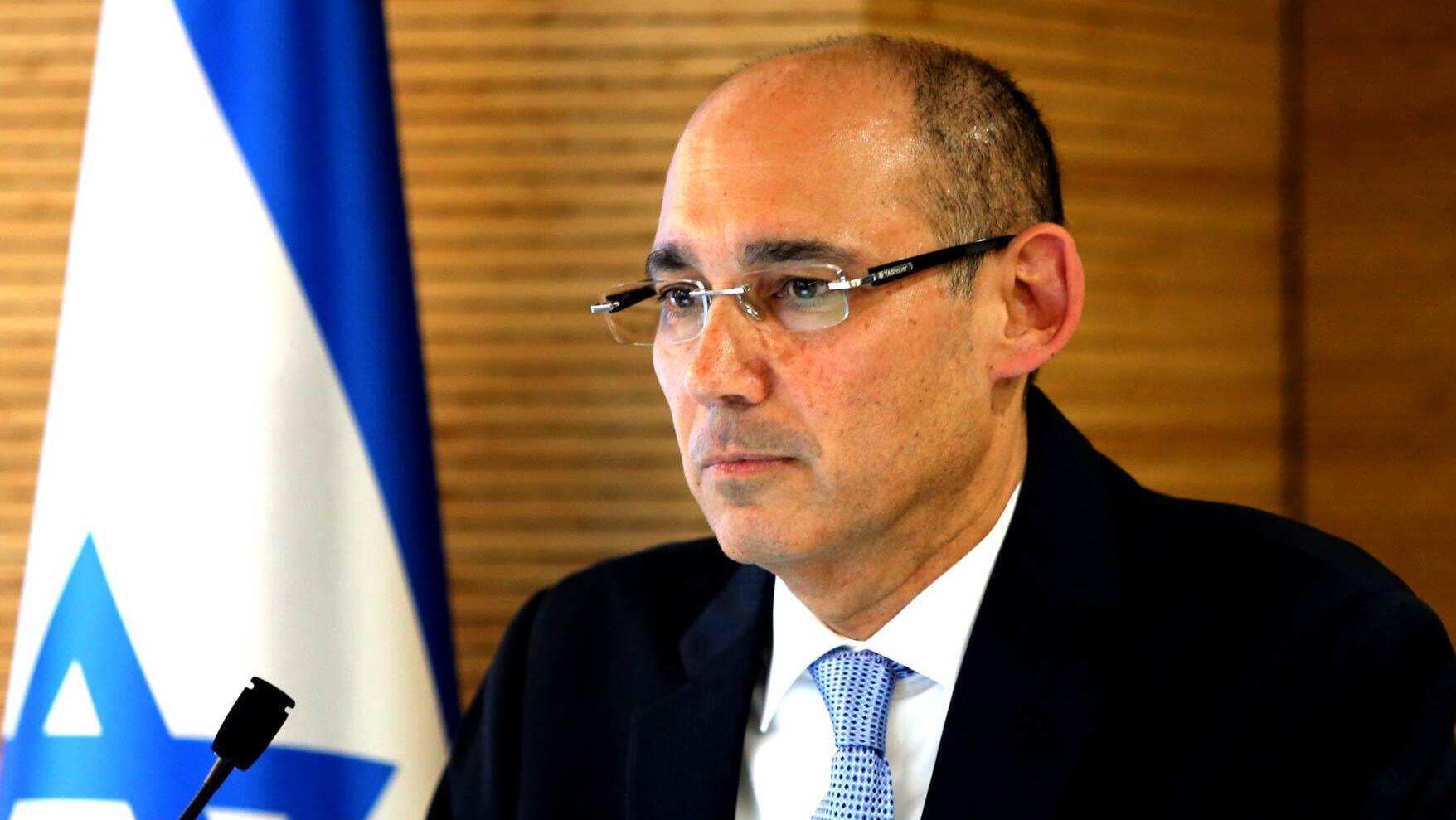 המערכת עם אדריאן פילוט - דילמת הריבית