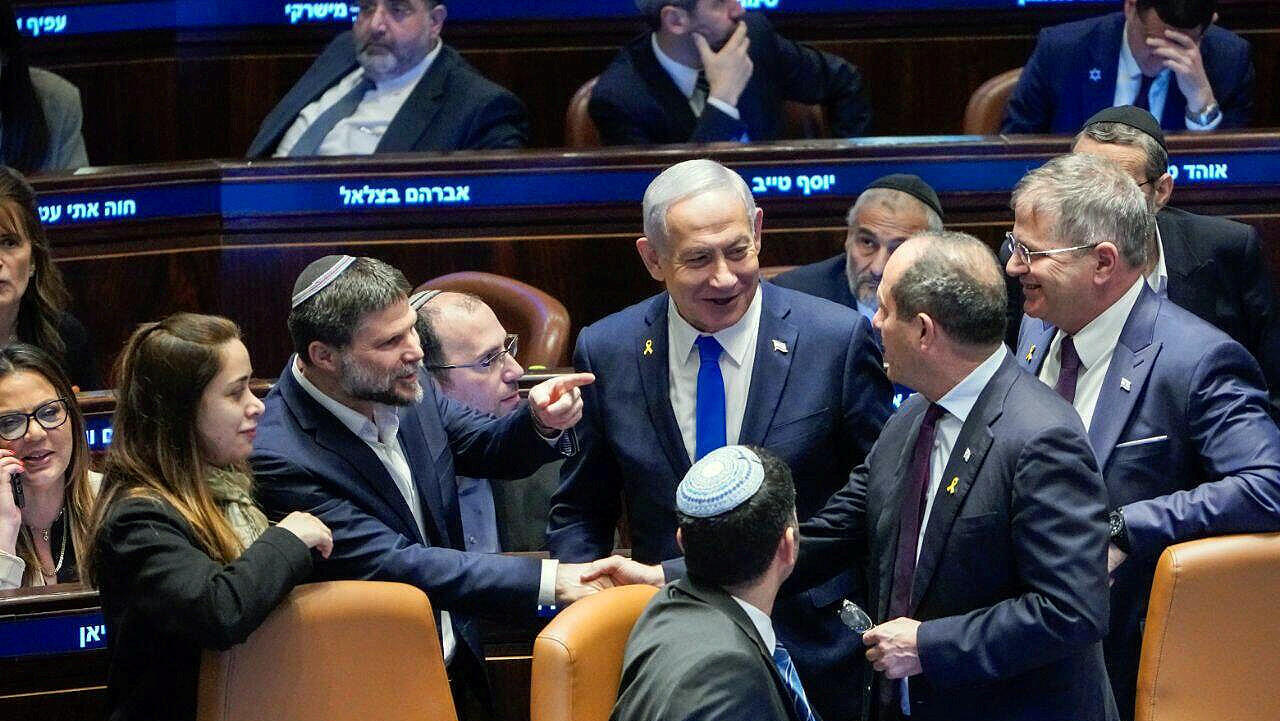 מימין השרים יואב קיש ניר ברקת ראש הממשלה בנימין נתניהו השר בצלאל סמוטריץ והשרה מאי גולן