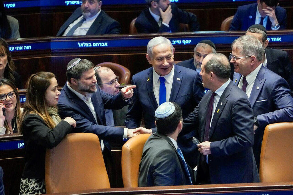 מימין השרים יואב קיש ניר ברקת ראש הממשלה בנימין נתניהו השר בצלאל סמוטריץ והשרה מאי גולן
