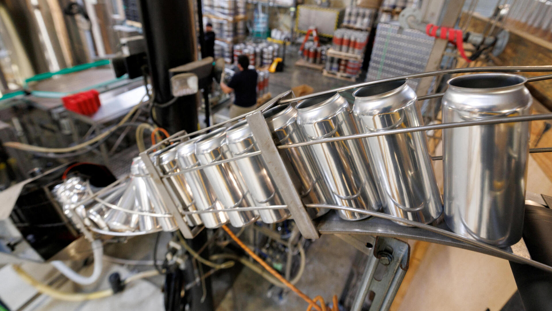 פחיות ב מפעל בירה ב קליפורניה 14.3.25