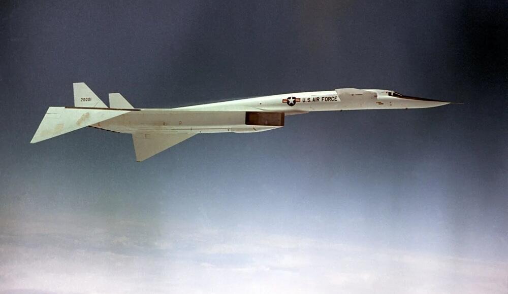איך תוקפים אויב בשטחו? למשל, עם ה-XB70, מפציץ שטס פי שלושה ממהירות הקול (צילום: NARA) הקברניט עליונות אווירית 4