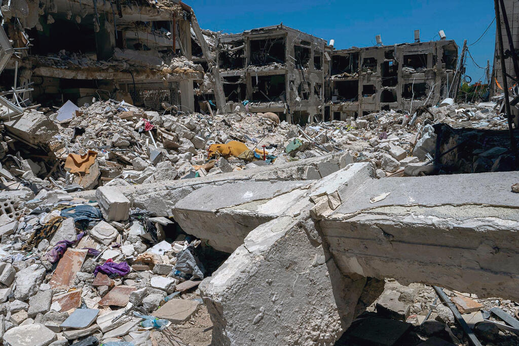 הרס בבת ים בעקבות פגיעת טיל איראני. המערכה הסתיימה אבל מתווה פיצוי וסיוע עדיין אין
(צילום: יובל חן) הרס ב בת ים בעקבות פגיעת טיל איראני