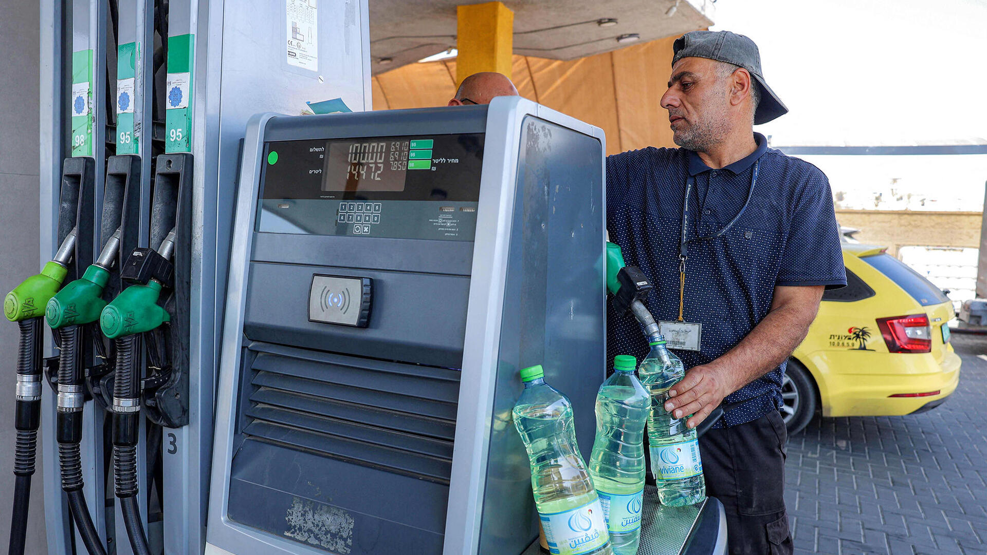 תחנת דלק ב רמאללה עסקים מבוססי מזומן כמו חנויות ותחנות דלק נפגעים קשות מעודף השקלים