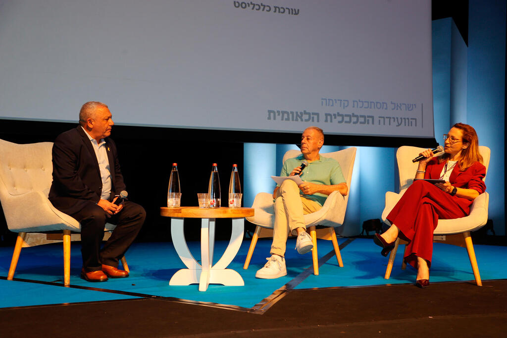 א"ל במיל' גדי איזנקוט בשיחה עם צבי זרחיה וגלית חמי עורכת כלכליסט (צילום: יריב כץ) כנס כלכלית לאומית - רא"ל במיל' גדי איזנקוט בשיחה עם צבי זרחיה וגלית חמי עורכת כלכליסט