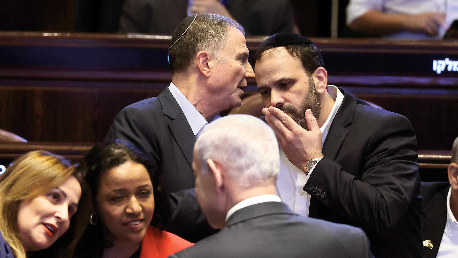 ראש הממשלה בנימין נתניהו ויו"ר ועדת חוץ וביטחון יולי אדלשטיין במליאת הכנסת