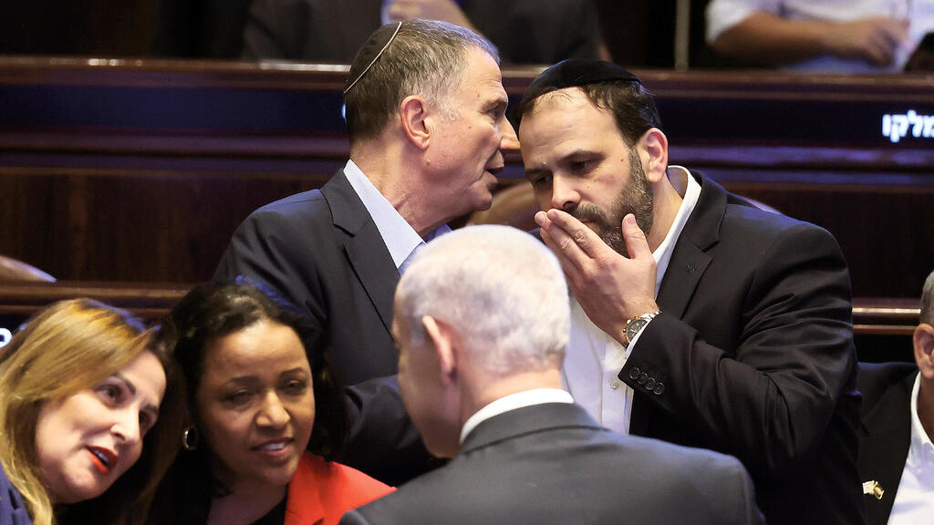 ראש הממשלה בנימין נתניהו ויו"ר ועדת חוץ וביטחון יולי אדלשטיין במליאת הכנסת