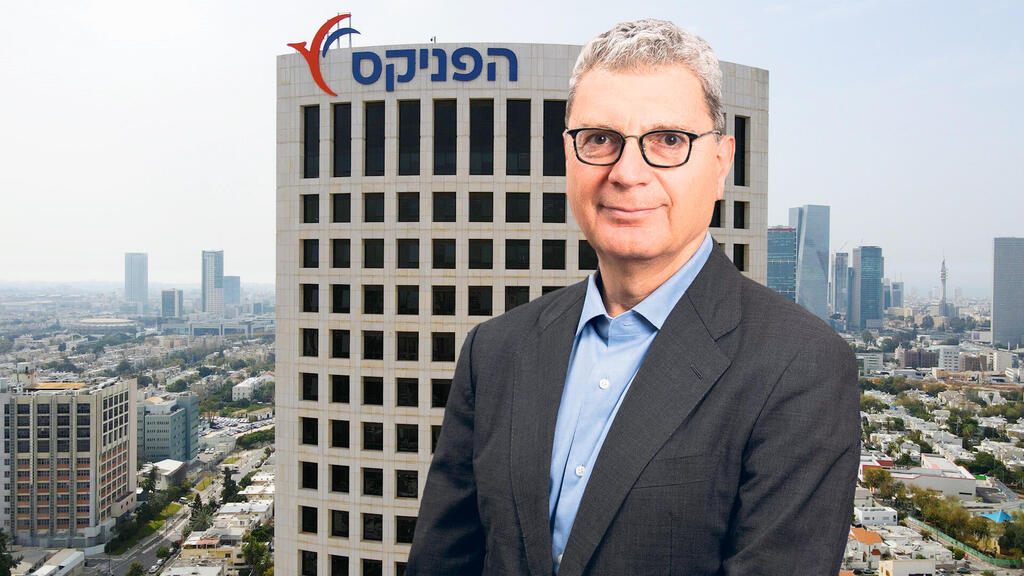 איציק עוז על רקע בניין הפניקס