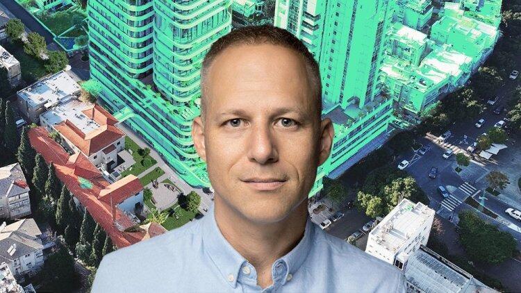 יובל גייער, שותף מנהל בקרן מרתון, על רקע הדמיה של התוכנית ברחוב ביאליק