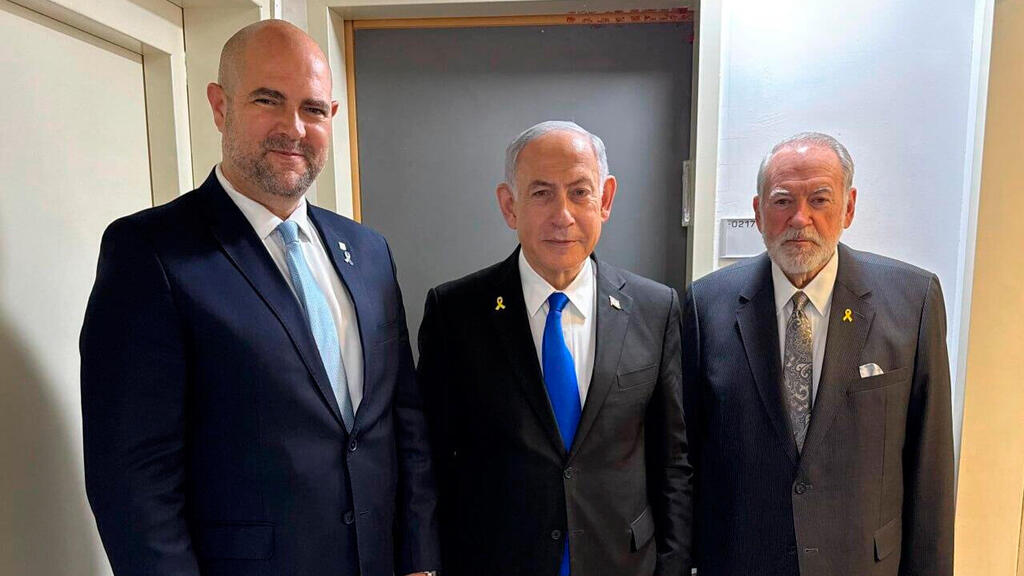 מייק האקבי נתניהו ו אוחנה בבית המשפט
