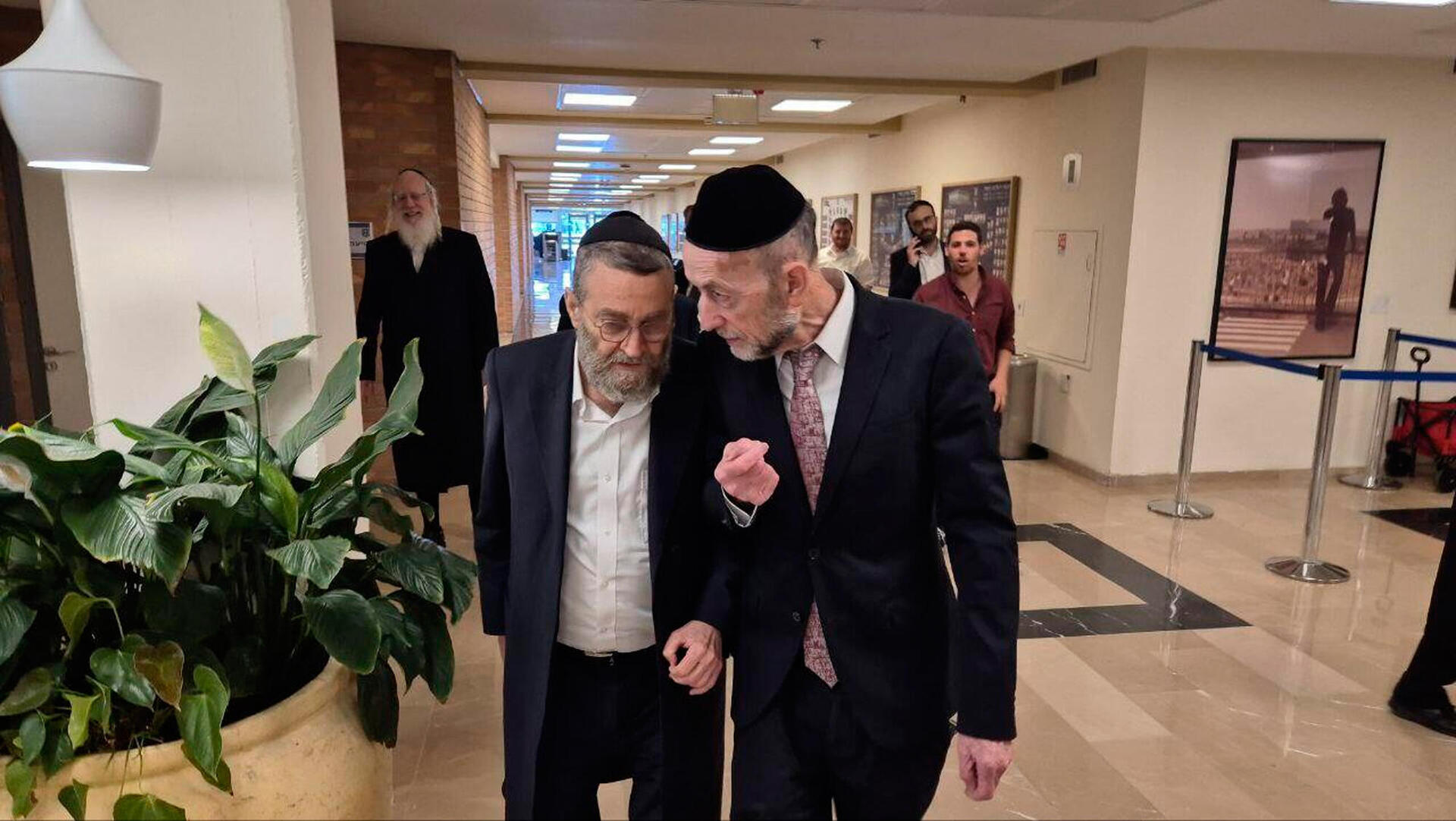 יצחק גולדקנופף אורי מקלב ו משה גפני ב כנסת לפני ה דיון ב מליאה