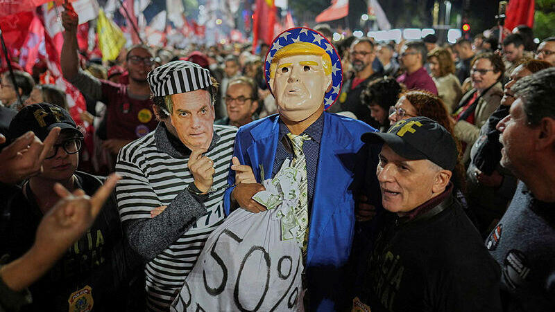 תומכים של נשיא ברזיל לולה דה סילבה מפגינים נגד נשיא ארה"ב דונלד טראמפ והנשיא לשעבר ז'איר בולסונארו ב סאו פאולו אחרי ההחלטה להטיל מכס מכסים של 50% על ברזיל יולי 2025