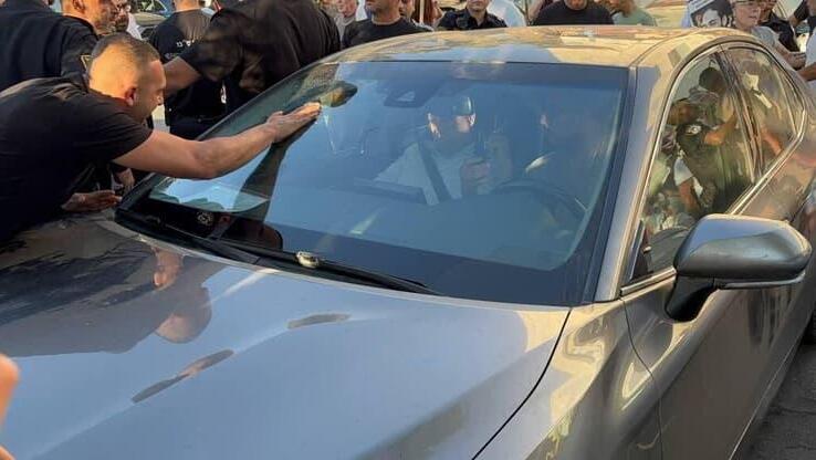 פעיל ימין נגד עודה דופק על שמשת רכבו אחרים ירקו עליה וגרמו לסדק