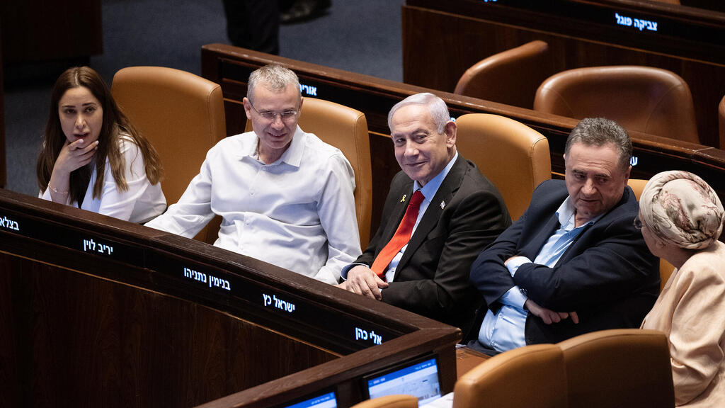הקואליציה (צילום: אלכס קולומויסקי) מימין השרים אורית סטרוק ישראל כץ ראש הממשלה בנימין נתניהו והשרים יריב לוין ו מאי גולן במליאת הכנסת