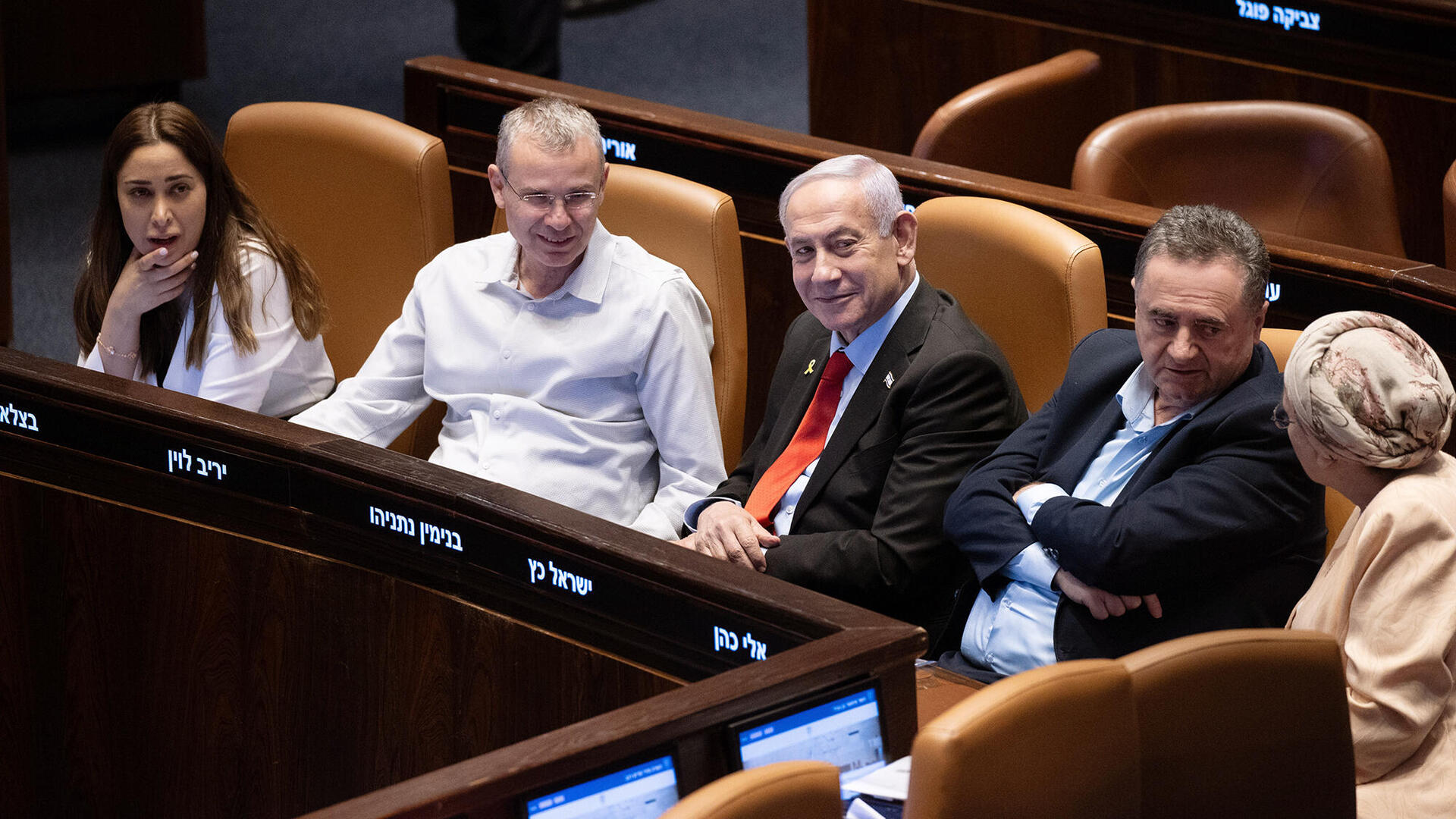מימין השרים אורית סטרוק ישראל כץ ראש הממשלה בנימין נתניהו והשרים יריב לוין ו מאי גולן במליאת הכנסת