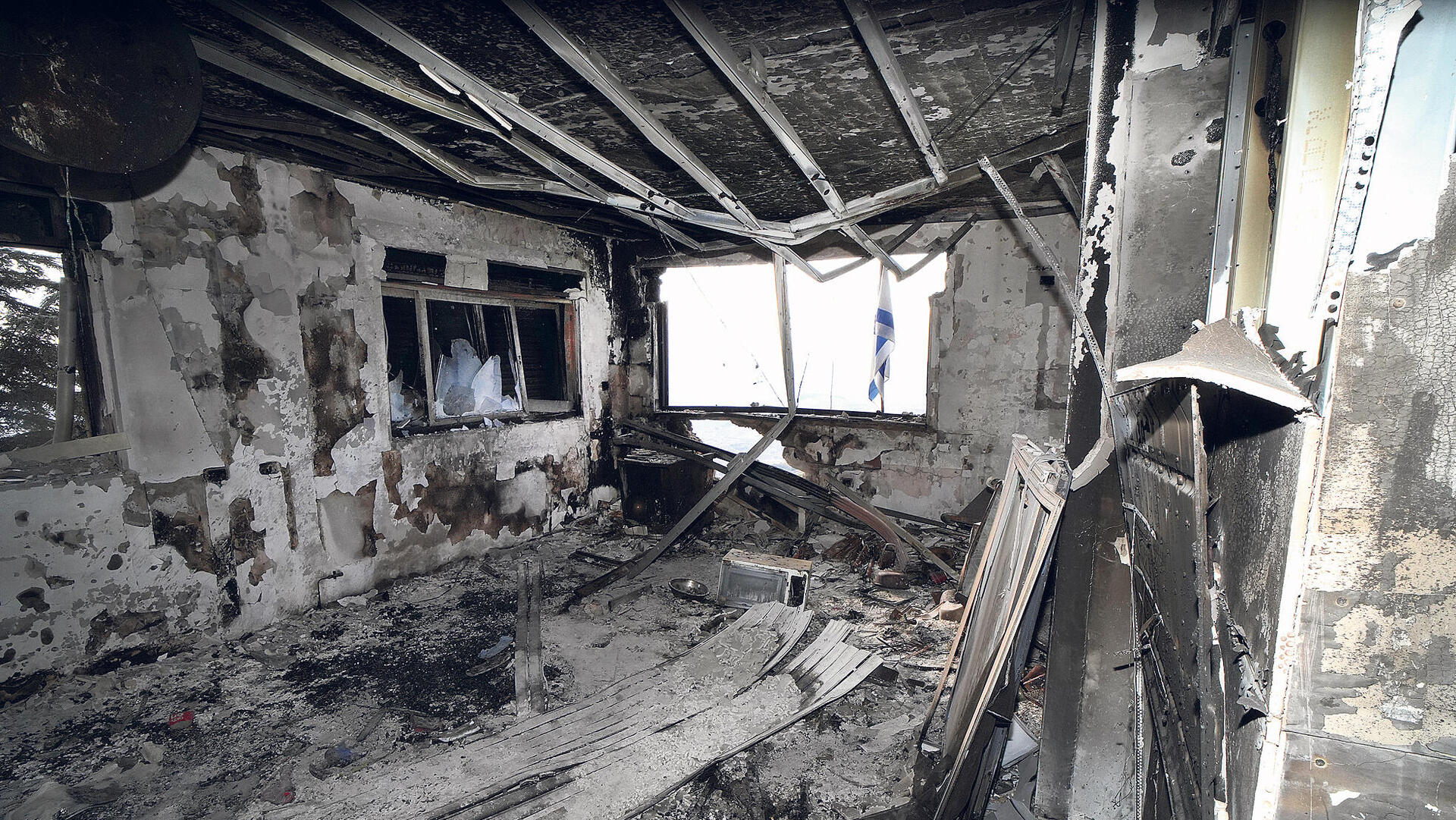 רס חורבות נזק ל מבנים מבנה בקיבוץ מנרה כתוצאה מירי של חיזבאללה מלחמת 