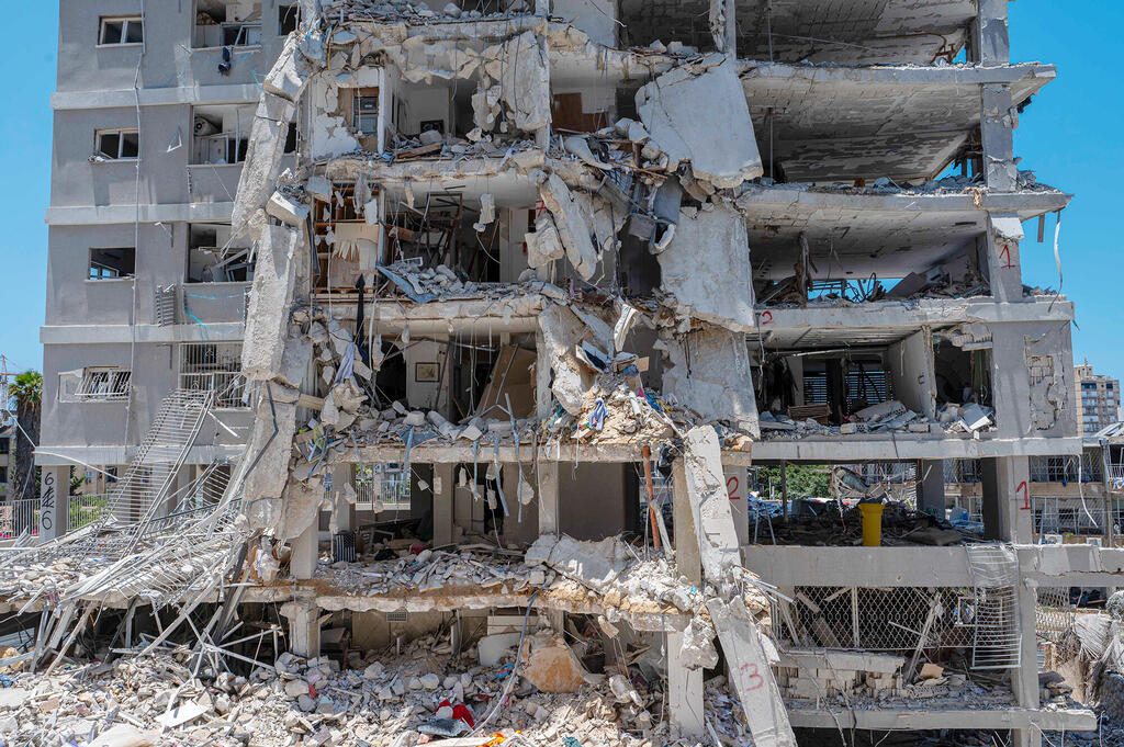 בניין ב בת ים שנפגע מ טיל איראני