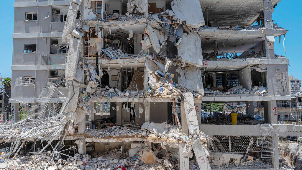 בניין בבת ים שנפגע מטיל איראני. 2,405 בתי אב פוצו לדיור חלופי (צילום: יובל חן) בניין ב בת ים שנפגע מ טיל איראני