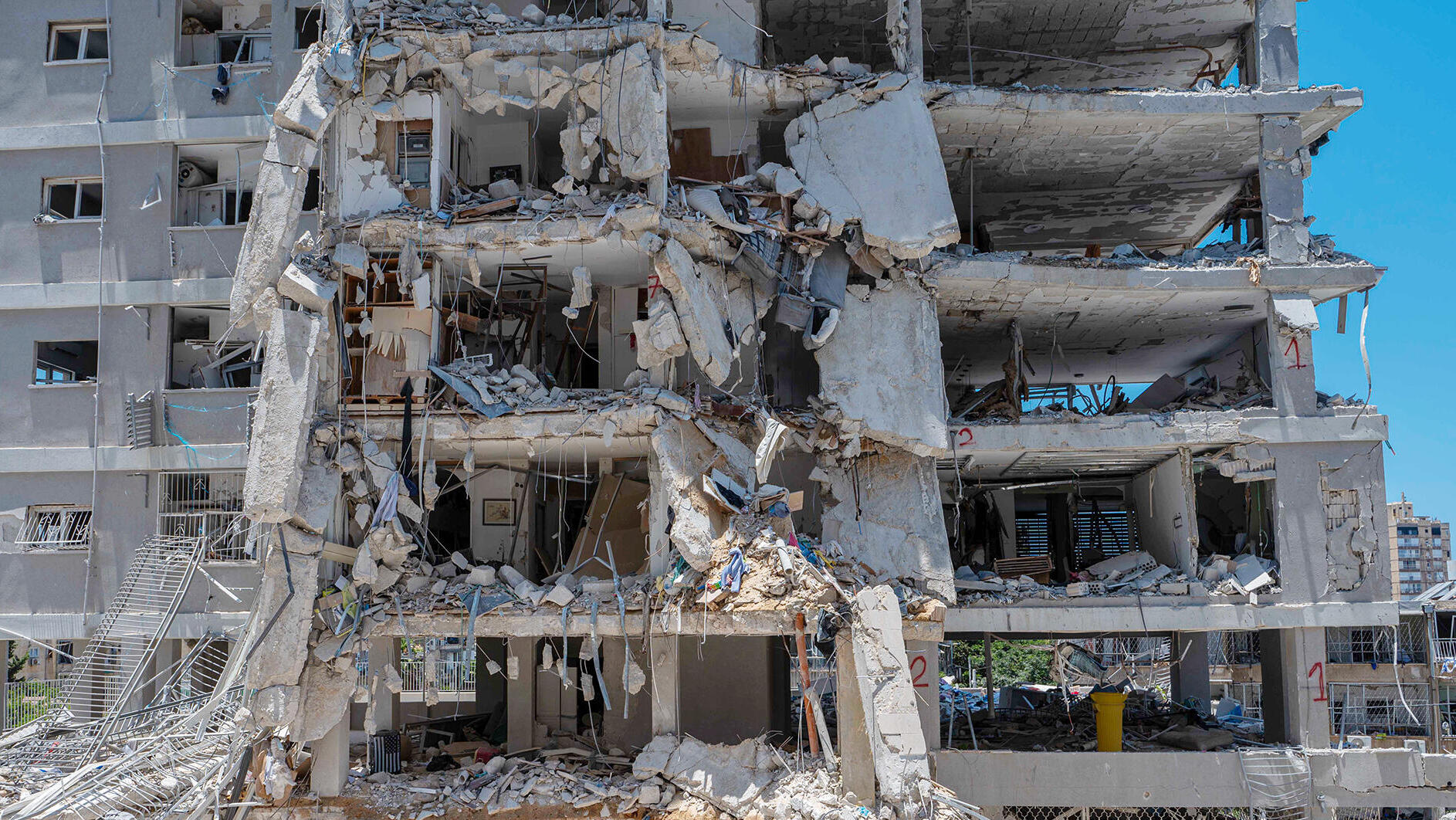 בניין ב בת ים שנפגע מ טיל איראני