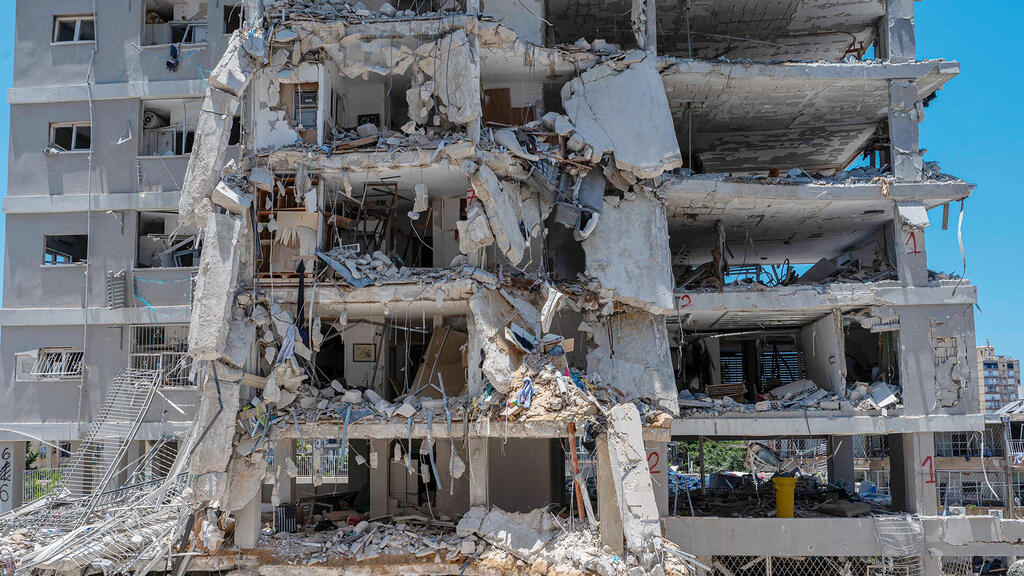 בניין ב בת ים שנפגע מ טיל איראני