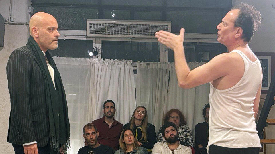 תומר שרון ו רון ביטרמן בהצגה חדר 201  ב תומשיה פנאי